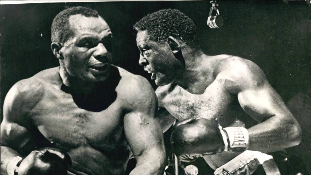 "JERSEY" JOE WALCOTT: Nach insgesamt vier verlorenen Kämpfen um den WM-Titel schaffte es Jersey Joe im Alter von 37 dann doch. Im insgesamt dritten Duell mit Charles schlug er diesen am 18.Juli 1951