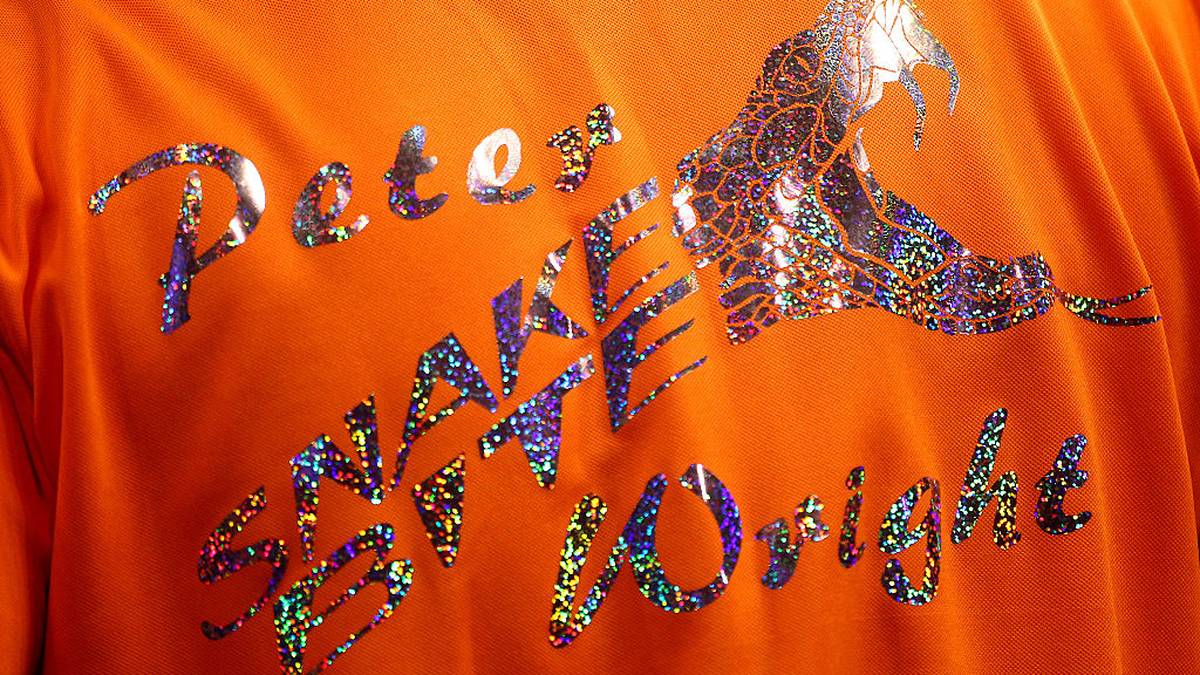 Und falls doch mal jemand nicht wissen sollte, wie er heißt, hat er es in dezentem Silberglitzer auf dem Rücken stehen