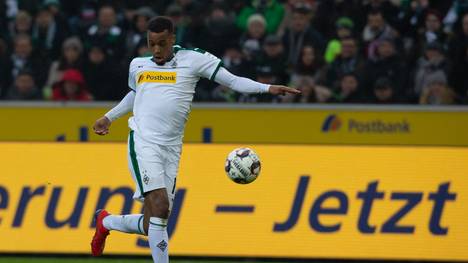 Borussia Mönchengladbachs Alassane Plea sitzt bei Eintracht Frankfurt nur auf der Bank