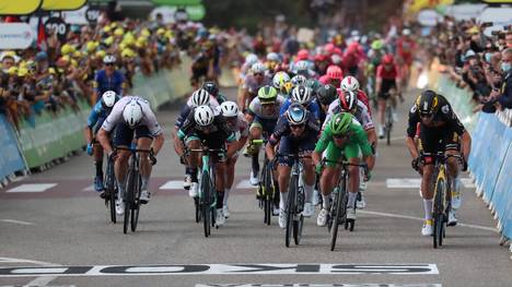 Mark Cavendish (2.v.r.) ist bei der Tour de France im Sprint kaum zu schlagen