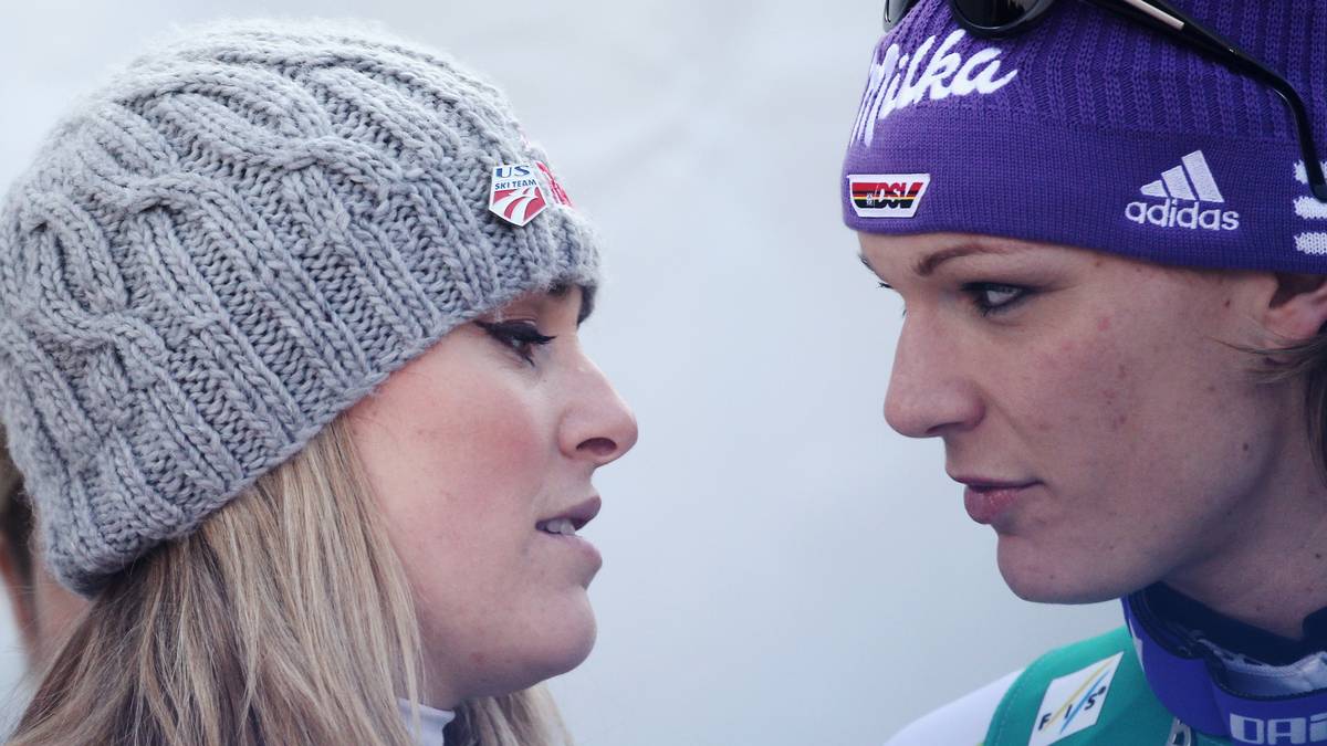 "Wir sind nicht verfeindet, aber es hat sich etwas verändert. Auf der Piste sind wir nicht mehr ganz so eng. Es ist distanzierter geworden in den letzten Wochen", fasst Riesch damals ihre Gemütslage zusammen. Auch die Tatsache, dass Vonn als einzige im Zirkus auf Männer-Ski setzt, was ihr zwar höheren Sped bringt, gleichzeitig die Sturz-Gefahr erhöht, sorgt für Unmut: "Vonns Weg ist ein idiotischer, falscher Weg, sagt Riesch-Trainer Mathias Berthold