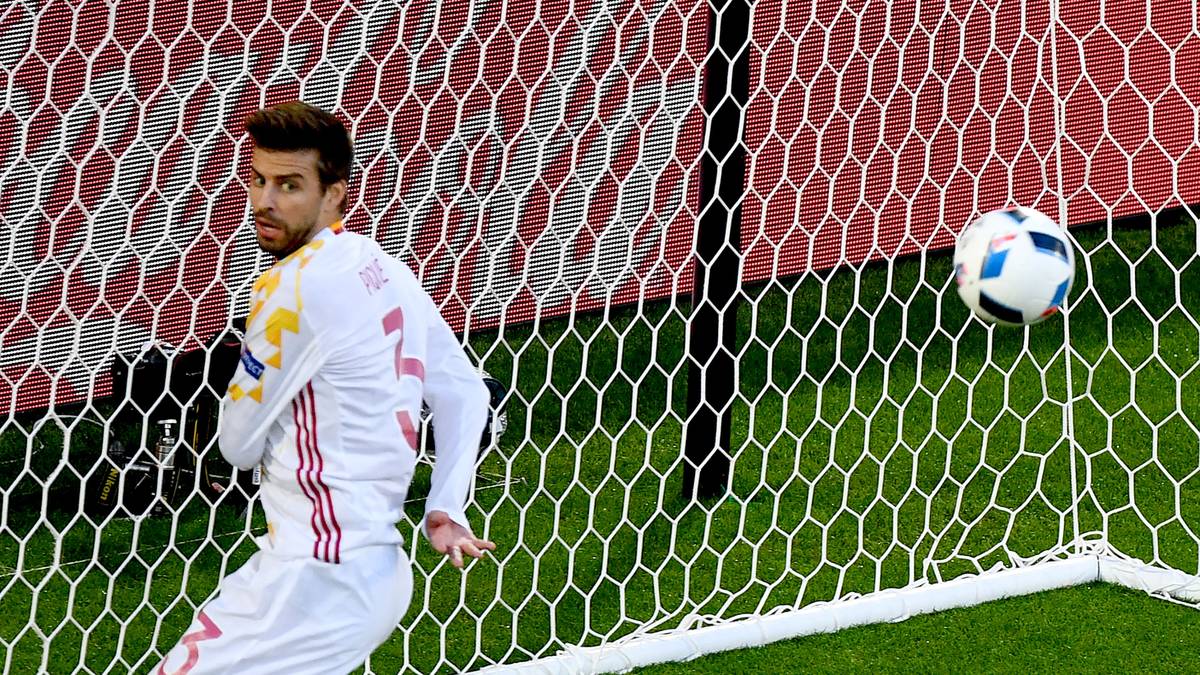 Dann hat Spanien Glück. Nach einem Fehler von Torhüter De Gea kann Gerard Pique nur zusehen, wie Ivan Rakitic' Lupfer ans Aluminium fliegt 