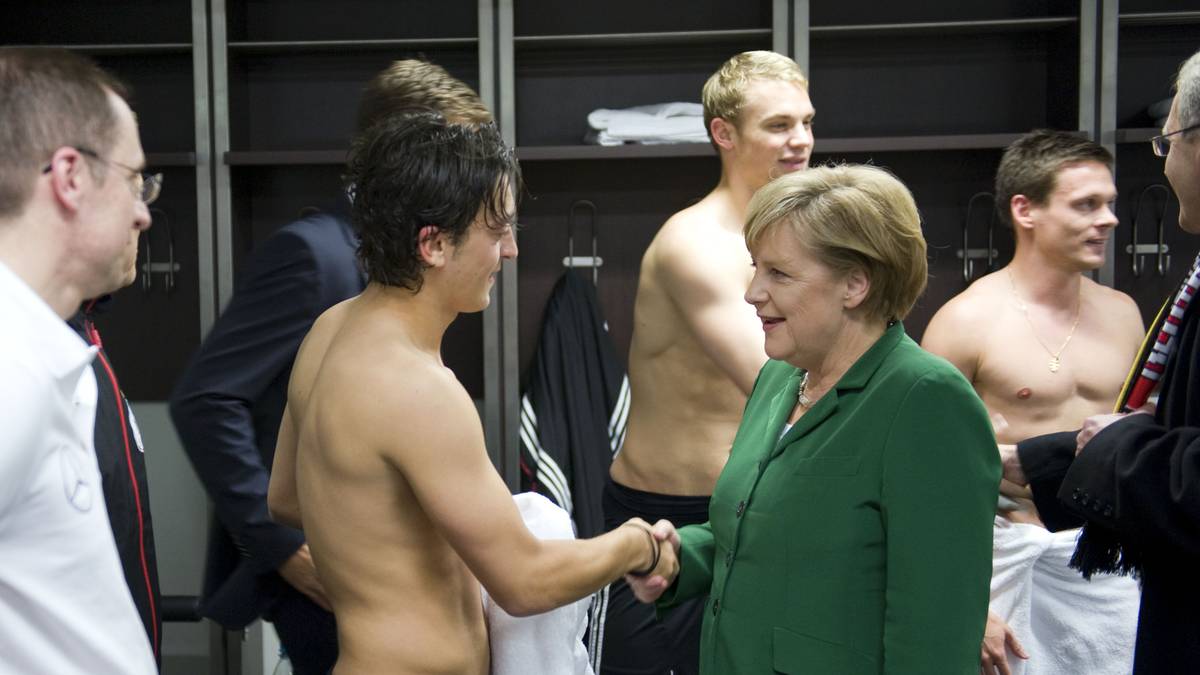 Bereits bei der Europameisterschaft 2012 stattete Angela Merkel der Nationalelf in der Kabine einen Besuch ab