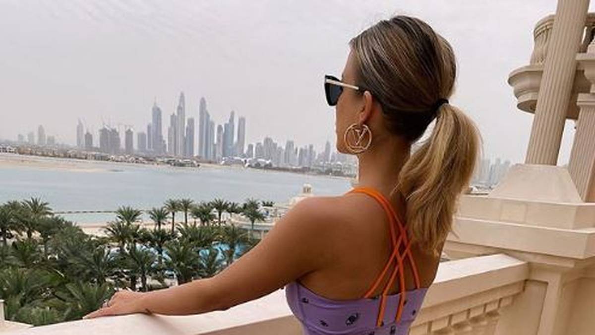 Dennis Aogos Herzblatt richtet in Dubai den Blick nach vorn - und fragt ihre Follower wohl auch hinsichtlich der Coronakrise: "Was bleibt uns anderes übrig als nach vorne zu schauen? Wie ist die Lage in Deutschland?"