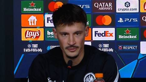 Robin Koch nutzt die Pressekonferenz vor dem Champions-League-Spiel bei Qarabag für Abschiedsworte an Dino Toppmöller. Der Eintracht-Kapitän nimmt die Mannschaft nach der Entlassung in die Pflicht.