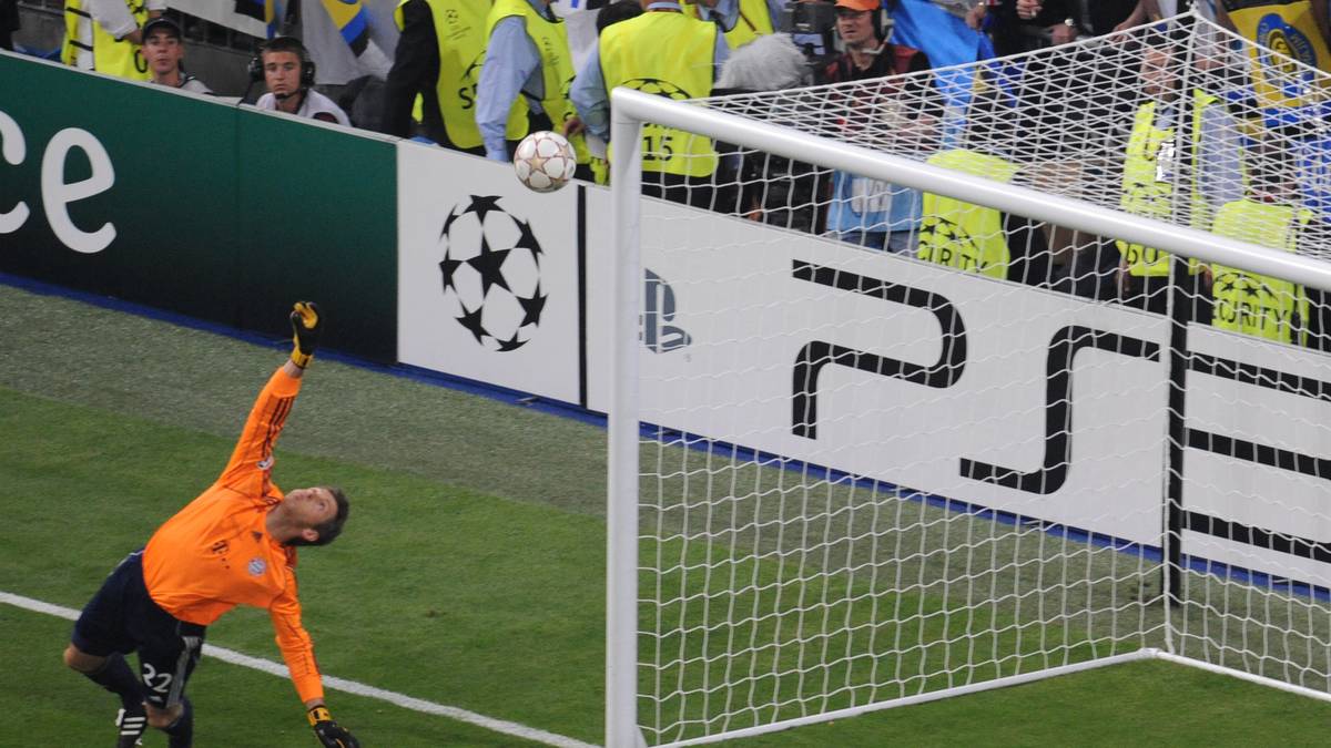 Hans Jörg Butt, Benfica Lissabon (2008/2009) - TOP: Als erfahrene Nummer zwei verpflichtet, wurde der gebürtige Oldenburger schon bald zur Stammkraft im Tor des Rekordmeisters und stand unter anderem im Champions League Finale 2010 gegen Inter Mailand auf dem Platz. So empfahl er sich nach der Verletzung von Rene Adler für den Platz des dritten Torhüters im Kader der deutschen Nationalmannschaft bei der WM 2010. Im Spiel um Platz drei gegen Uruguay bestritt er sein erstes Länderspiel seit sieben Jahren, welches gleichzeitig auch sein letztes sein sollte.