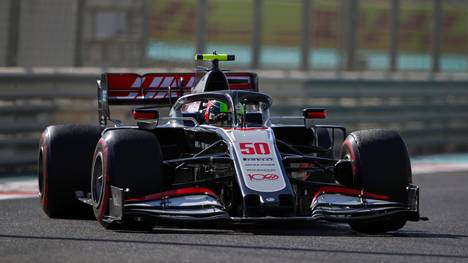 Mick Schumacher hat sein lang erwartetes Formel-1-Debüt gegeben und eine solide Leistung gezeigt.