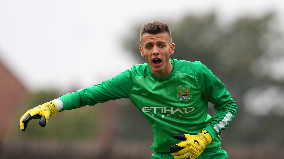 ANGUS GUNN (23): Mit 15 geht der Engländer von Norwich nach Manchester und schafft es dort bis in den Anschlusskader. Für mehr Spielzeit geht der Keeper 2017 per Leihe zurück nach Norwich und ist dort Stammtorhüter. City holt ihn zurück und verkauft ihn für 15 Millionen Euro an Southampton