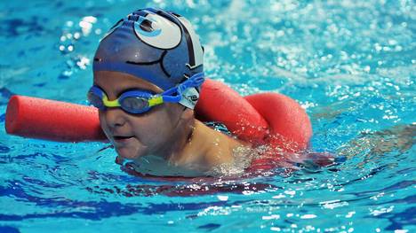 Zum Schwimmen können Kinder bereits in ganz jungen Jahren