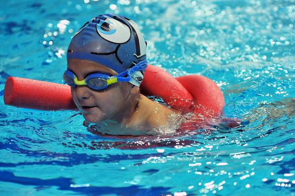 So lernen Kinder das Schwimmen