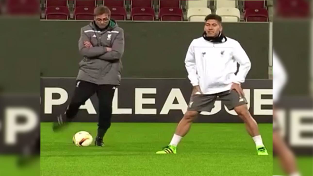 Klopp foppt Firmino im Training