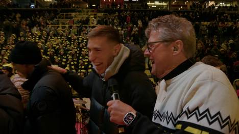 Beim jährlichen Weihnachtssingen von Borussia Dortmund geht es abseits aller sportlichen Themen besinnlich zu. Über 70.000 Fans sorgen für stimmungsvolle Bilder - und einige BVB-Stars sind mittendrin.