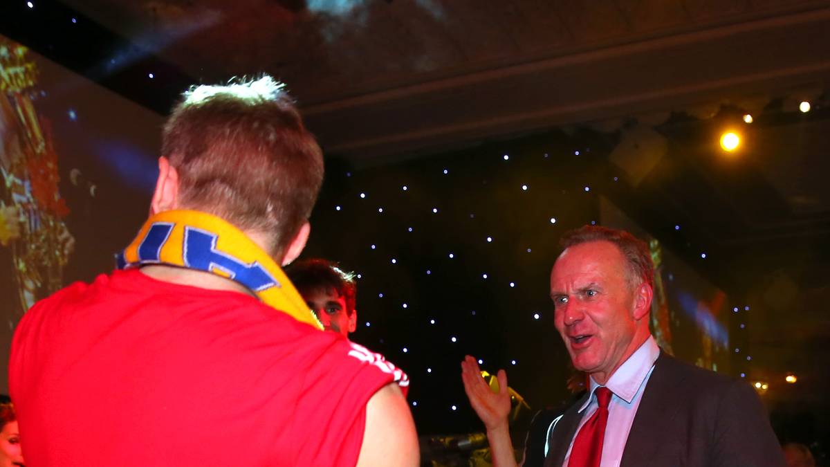 Auch wenn nicht klar ist, ob Schweinsteiger (hier bei der Party zum CL-Titel 2013) mit Frau Ana Ivanovic nach München zurückkehrt, stünde ihm die Tür bei Bayern "sperrangelweit offen", betonte Rummenigge schon bei dessen Abschiedsspiel im August 2018
