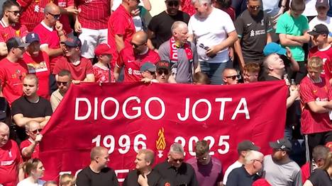 Die Fans des FC Liverpool stimmten vor dem Anpfiff des Testspiels gegen Preston North End zu Ehren des verstorbenen Diogo Jota die Vereinshymne "You'll Never Walk Alone" an.