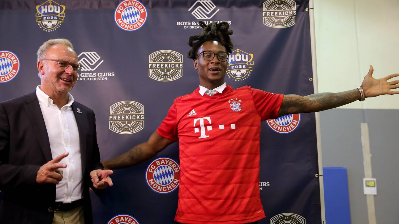 DeAndre Hopkins (r.) traf während der US-Tour des FC Bayern Karl-Heinz Rummenigge