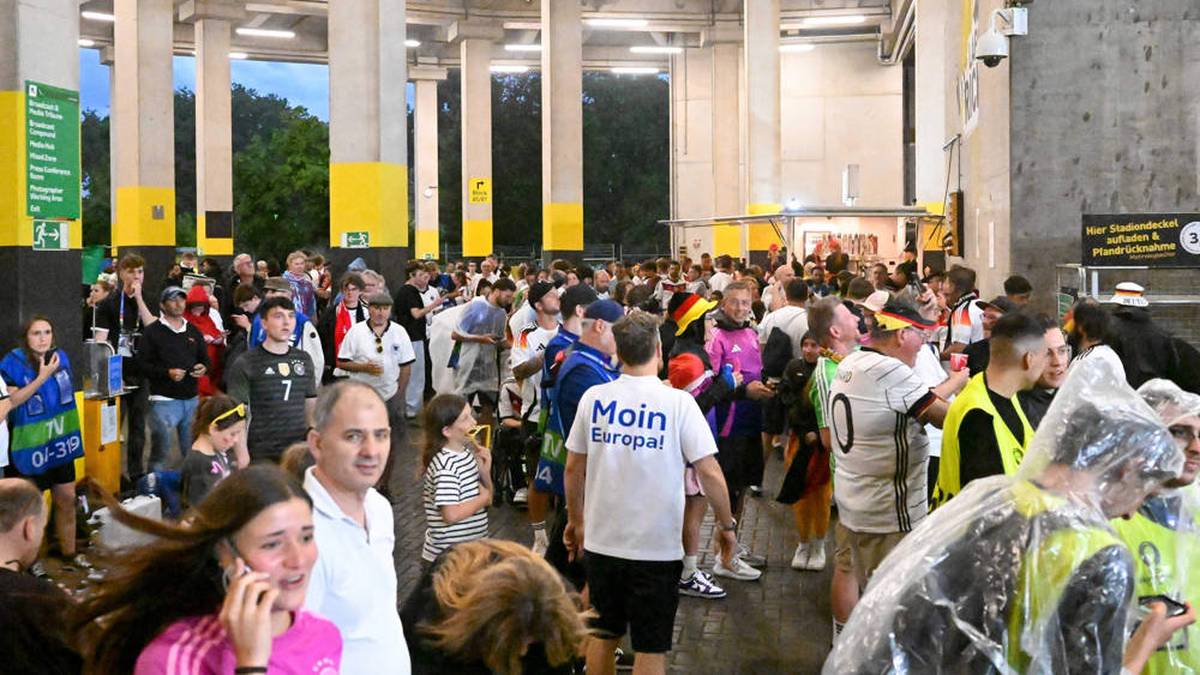Viele Fans suchen drinnen Schutz vor dem Unwetter.