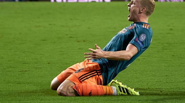 VALENCIA, SPAIN - OCTOBER 02: Donny van de Beek of Ajax celebrates after scoring his team's third goal during the UEFA Champions League group H match between Valencia CF and AFC Ajax at Estadio Mestalla on October 02, 2019 in Valencia, Spain. (Photo by Manuel Queimadelos Alonso/Getty Images)