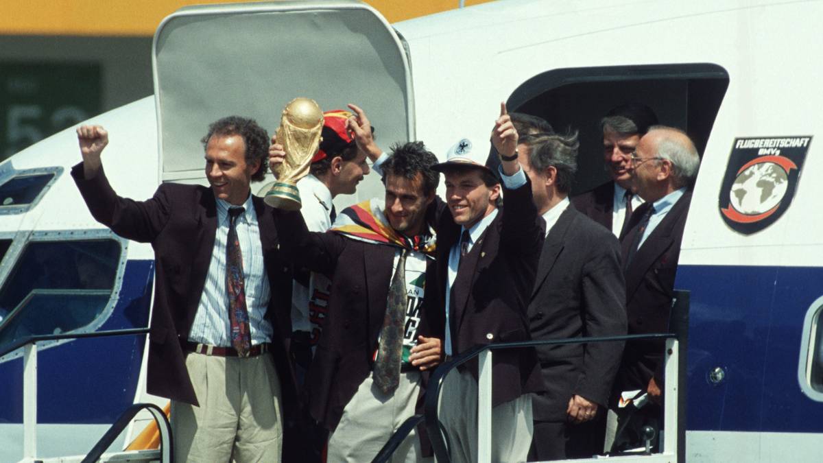 Die Weltmeister betreten deutschen Boden: Am 9. Juli 1990 kommen Beckenbauer und die Helden von Rom in Frankfurt an. Später folgt ein Empfang am Frankfurter Römer. In Berlin, damals zwar endlich wieder offene, aber offiziell noch geteilte Stadt, wird die DFB-Elf ihre Erfolge erst viel später feiern
