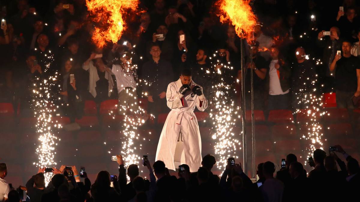 Feuer darf dabei natürlich auch nicht fehlen - und Joshua übt sich schon einmal im Schattenboxen