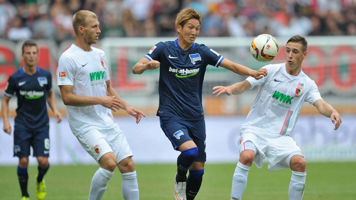 Genki Haraguchi (Mitte) und seiner Berliner Kollegen schaffen es trotzdem, die Führung über die Zeit zu bringen