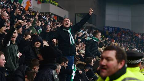 Celtic-Fans bejubeln ein Tor gegen den Erzrivalen Glasgow Rangers