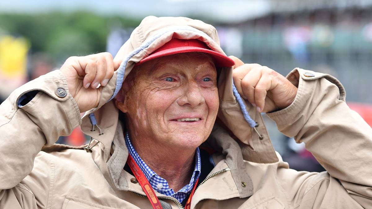 Mit Kritik, vor allem gegen die Konkurrenz, spart Lauda zu keiner Zeit. Nach einem Startcrash von Max Verstappen fordert der Österreicher, "der Junge gehört in die Psychiatrie". Als Daniil Kwjat 2016 Sebastian Vettel abräumt, sagt Lauda: "Wenn ich Vettel wäre, würde ich ihn umbringen."