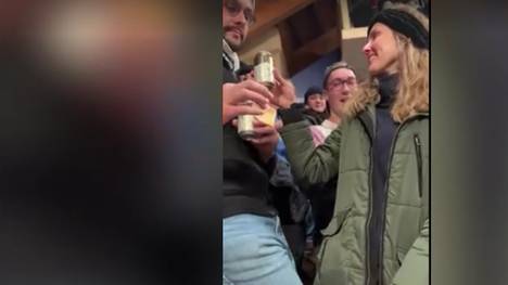 Der Spengler Cup gilt als das älteste internationale Eishockey-Mannschaftsturnier. Die offizielle Twitter-Seite des Events postete nun ein Video, wie die Fans auf den überfüllten Tribünen an kühle Getränke kommen.