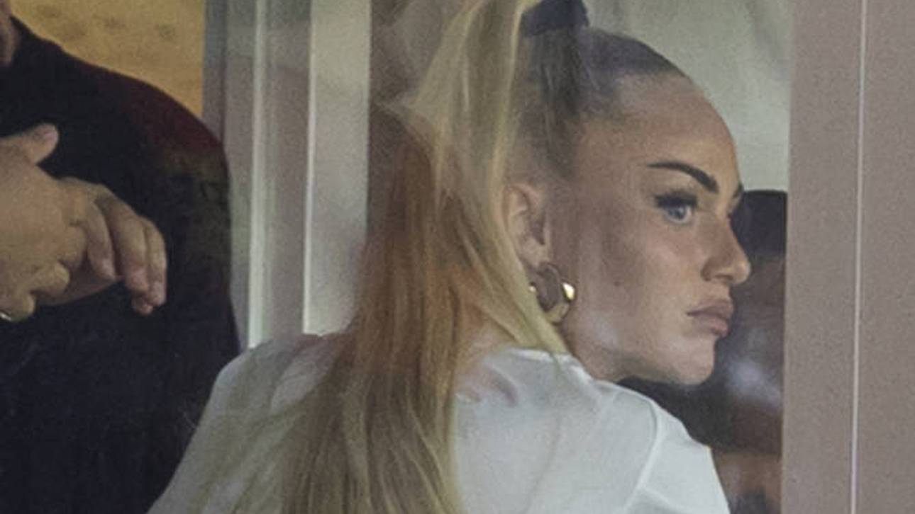 Alisha Lehmann beobachtet das Testspiel zwischen Dortmund und Juve von der Tribüne aus