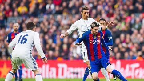 Lionel Messi (r.) hat die Spiele gegen Cristiano Ronaldo (h.) genossen