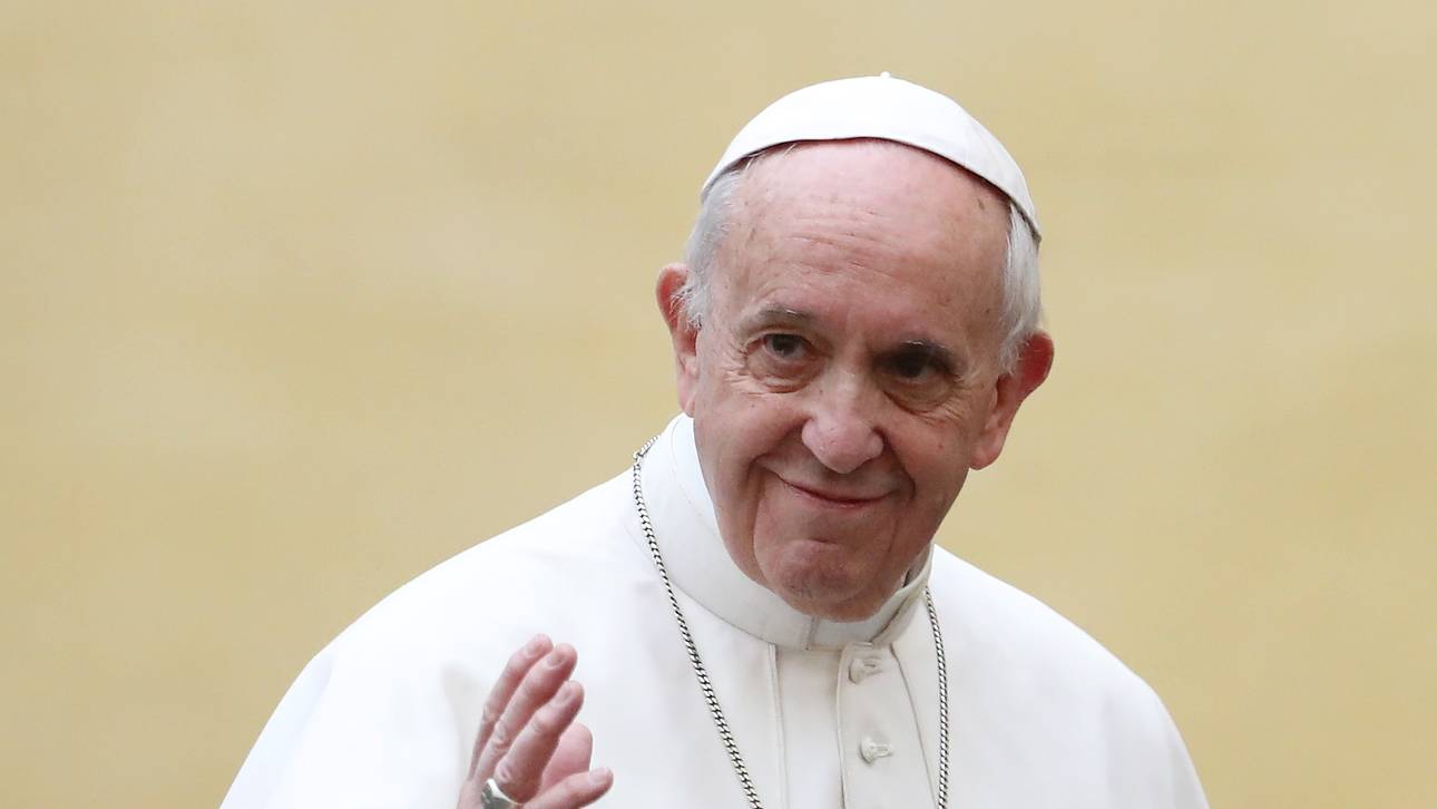 Papst erhält Senna-Helm geschenkt