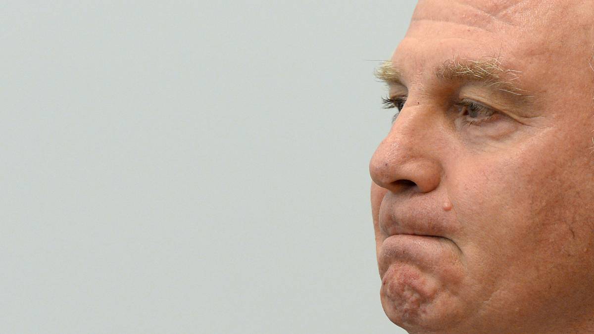 Umso größer scheint der Schock, als das Urteil verkündet wird. Hoeneß reagiert regungslos, er presst die Lippen aufeinander