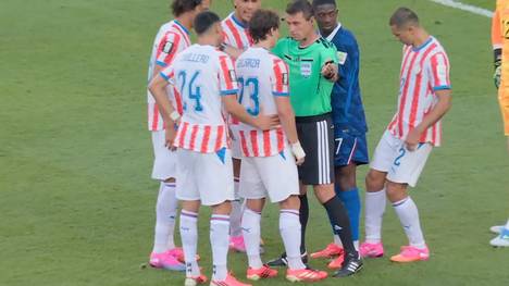Nach einem Foul von Diego Gomez an Desiré Doué bekommt Frankreich nach VAR-Intervention einen Elfmeter. Die Paraguayer ziehen alle Register und malträtieren auch den Elfmeterpunkt. Für den Magenta-Kommentator eine "Riesen-Sauerei". Kylian Mbappé ist es egal - er trifft und schießt Frankreich ins Viertelfinale.