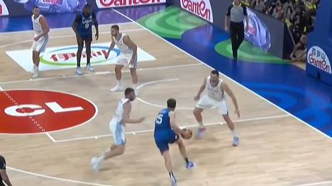 Die USA untermauern gegen Griechenland ihre Favoritenrolle bei der WM. Lakers-Star Austin Reaves bittet die Abwehr zum Tänzchen - und wird zum Topscorer der Partie.