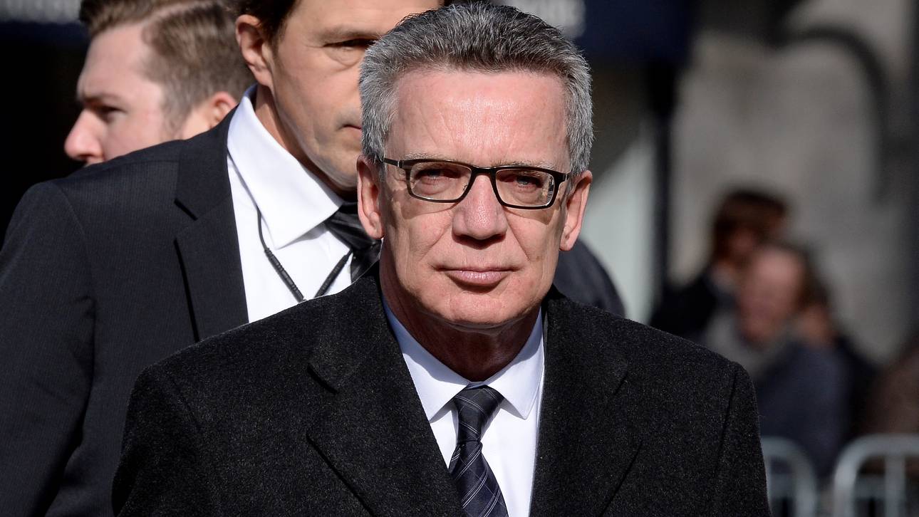 Flugzeugschaden stoppt De Maiziere