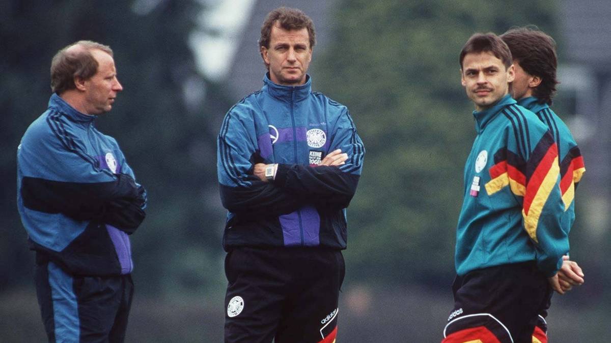 Bundestrainer Berti Vogts (l.) schickte ihn damals aus den USA zurück nach Hause. "Solange ich für die Nationalmannschaft verantwortlich bin, wird Stefan Effenberg nicht mehr für Deutschland spielen", sagte Vogts. 1998 holte er ihn zurück...
