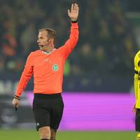 Das Topspiel im Kampf um die Deutsche Meisterschaft zwischen dem FC Bayern und Tabellenführer Borussia Dortmund wird von einem erfahrenen Referee geleitet.