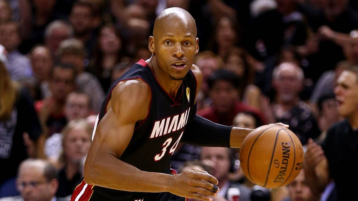 RANG 1 - RAY ALLEN: Ray Allen steht mit seinen 2973 Dreiern an der Spitze der ewigen NBA-Rangliste. Der zehnmalige All-Star mit dem stilistisch herausragenden Distanzwurf dürfte aber irgendwann von Curry verdrängt werden. Zuletzt spielte er in den NBA-Finals 2014 für Miami, aber erst Ende 2016 nahm der sichere Hall-of-Famer endgültig seinen Hut