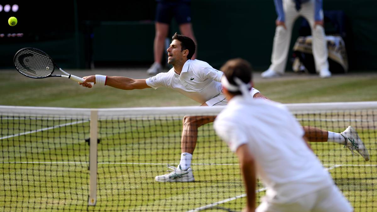 In Endspiel liefern sich Djokovic und Federer eine epische Schlacht. Im Stile seines ehemaligen Trainers Boris Becker hechtet er nach den Bällen