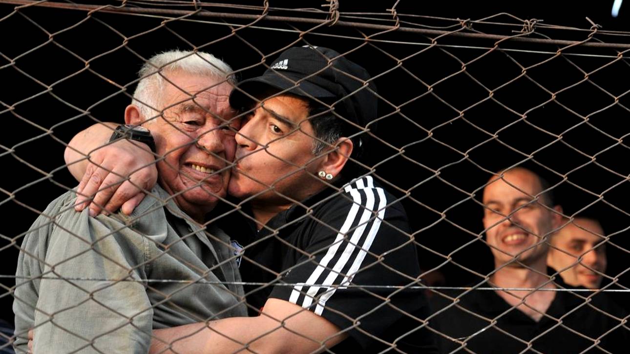 Diego Maradona mit seinem Vater im Riestra-Stadion