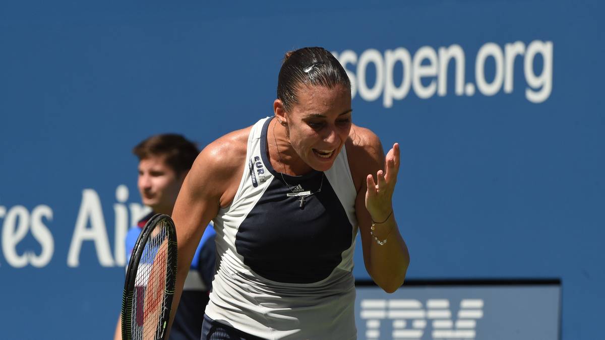 Auch ihre italienische Kontrahentin ist offenbar Anhängerin gezeigter Emotionen: Jedenfalls ärgert sich Pennetta gewaltig, ...