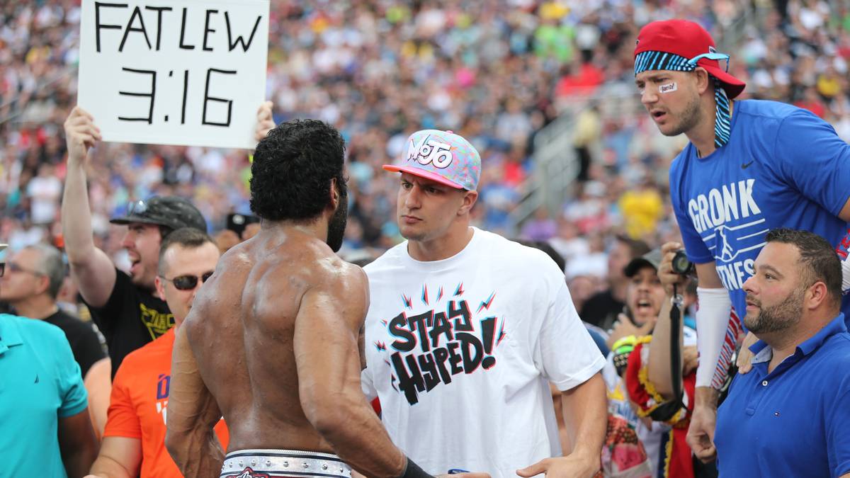 Nanu, wer schaut denn da so grimmig drein? Ist das nicht Super-Bowl-Champion Rob Gronkowski (M.) von den New England Patriots?