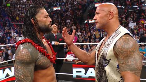 The Rock reichte Roman Reigns (l.) beim ersten WWE RAW auf Netflix die Hand