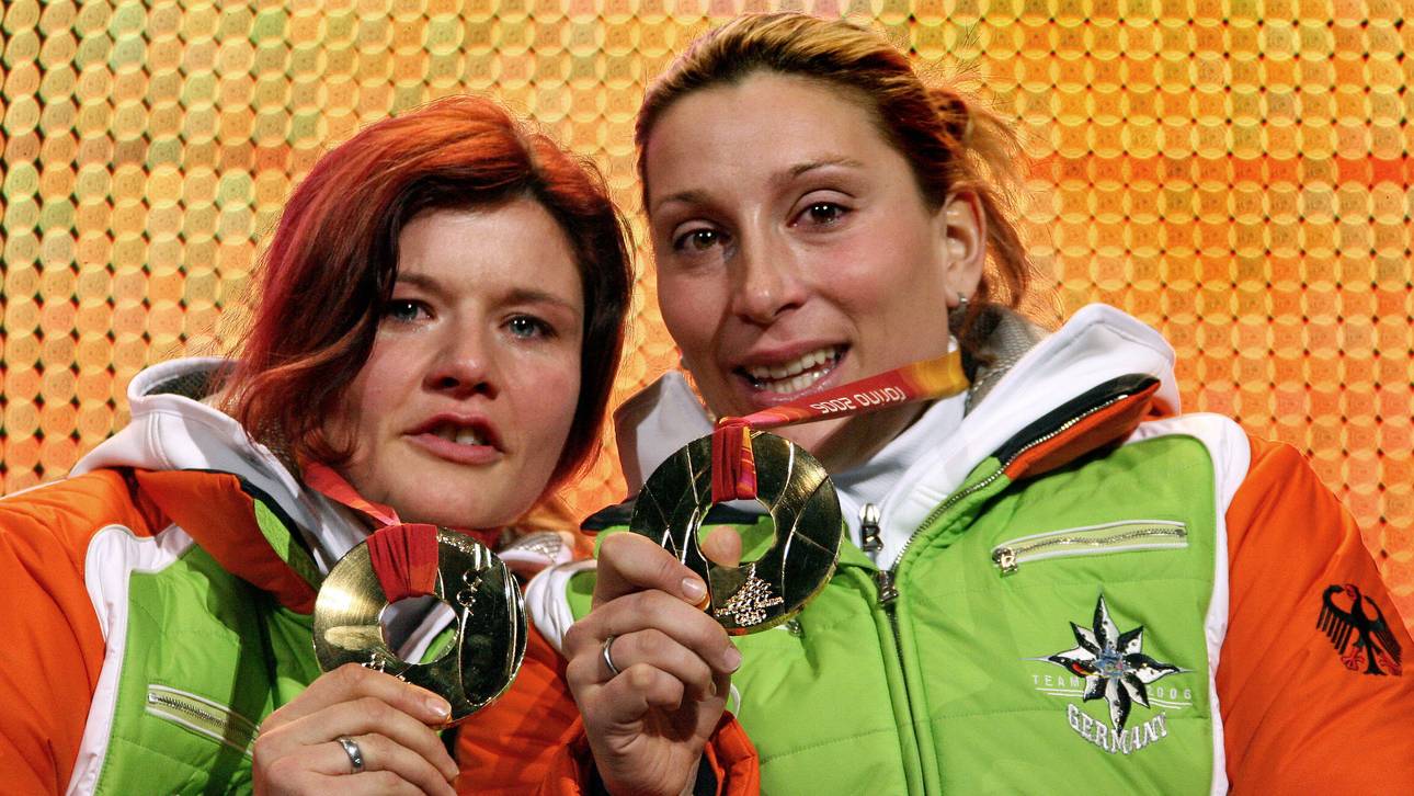 German Sandra Kiriasis (L) and Anja Schn