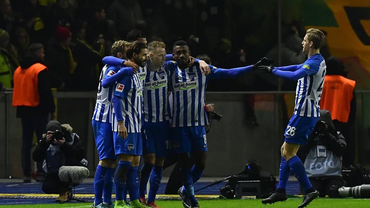 Die Spieler von Hertha feiern vor der Dortmunder Kurve