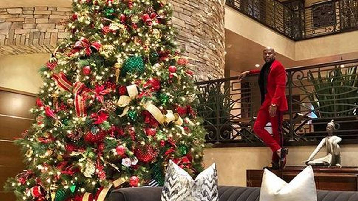Andere Akzente setzt Megafight-Gegner Floyd Mayweather: Fein gekleideter Dandy statt kuscheliger Familienmensch und eine gigantische Tanne - bei ihm wird auch zum Fest geprotzt