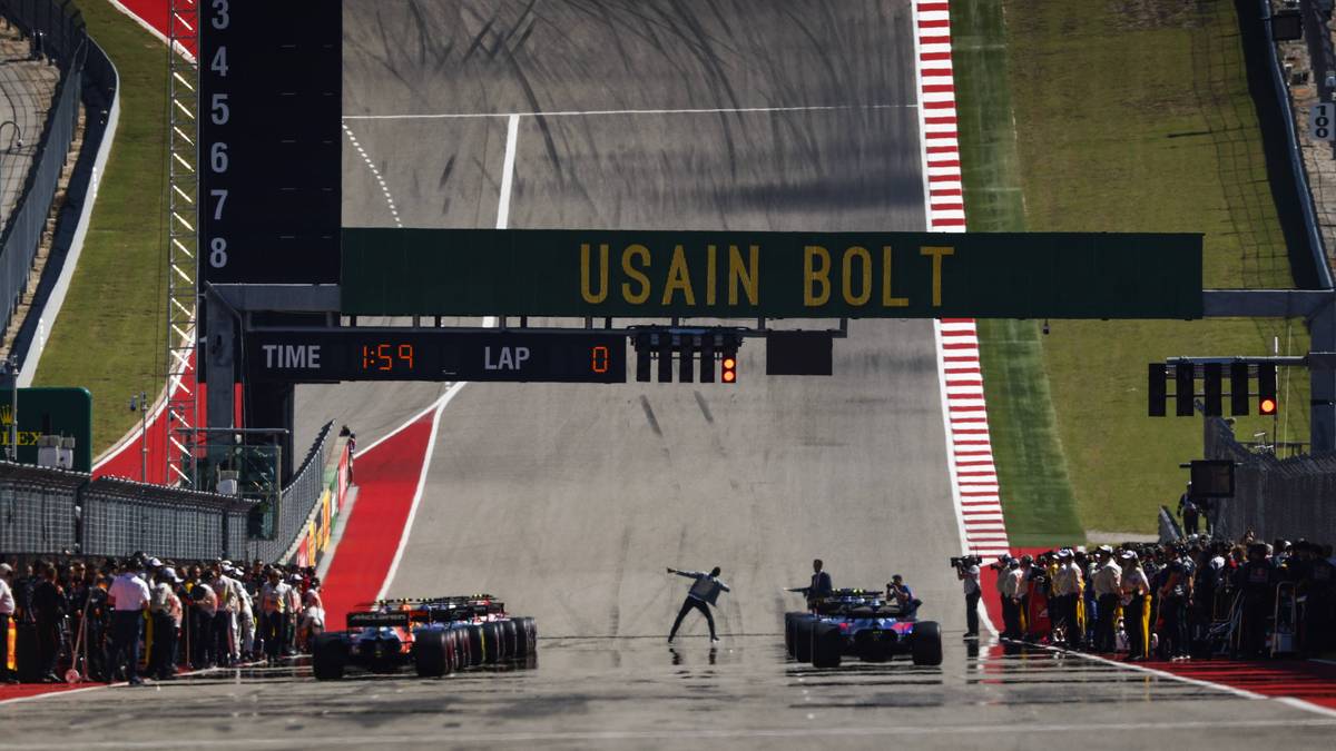 Aufritt Usain Bolt! Der Superstar macht seine Signature Pose und entlässt die Fahrer auf die Strecke