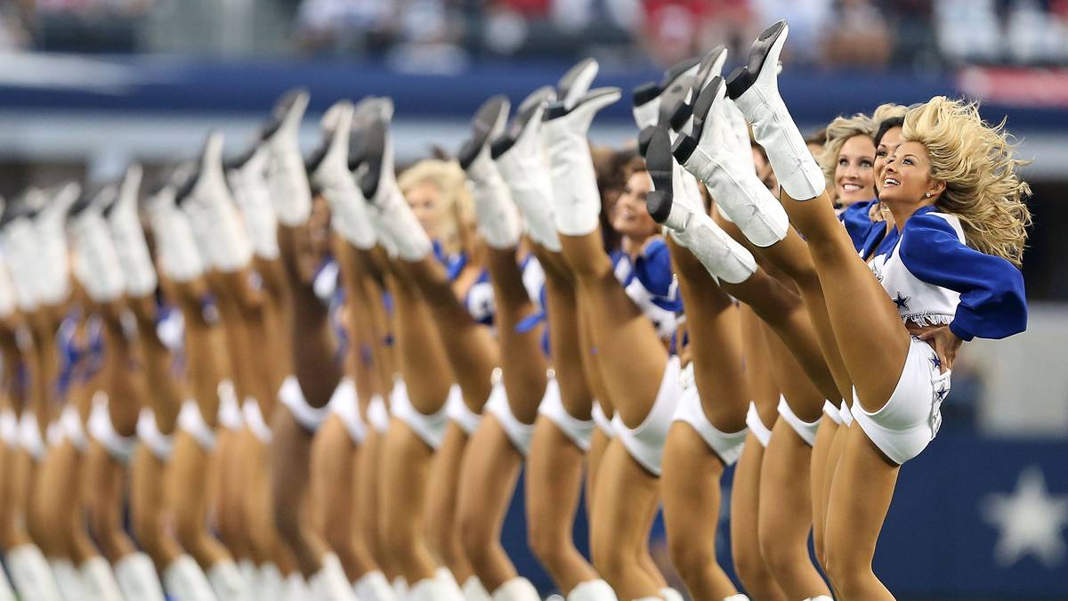 Hoch das Bein! Beeindruckende Flexibilität und Synchronität der Dallas Cowgirl... äh Cowboys Cheerleader! 