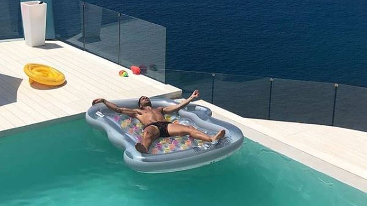 Als Spanier vermisst Chelsea-Star Cesc Fabregas im verregneten England sicher die Sonne. Zwar darf er nicht um den WM-Titel spielen, dafür kann er sich jetzt entspannt bräunen