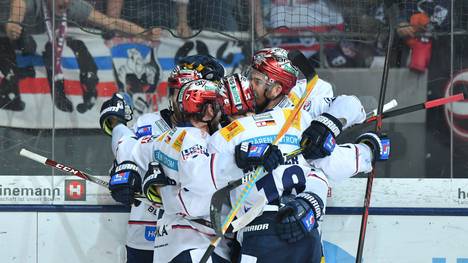 Die Eisbären Berlin haben sich durch den Sieg gegen Schwenningen das Heimrecht in den Playoffs gesichert