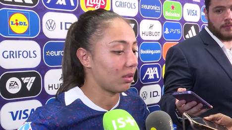 Frankreichs Nationalspielerinnen Selma Bacha und Pauline Peyraud-Magnin zeigen sich nach der Viertelfinal-Niederlage gegen Deutschland enttäuscht und nicht unbedingt als gute Verliererinnen.